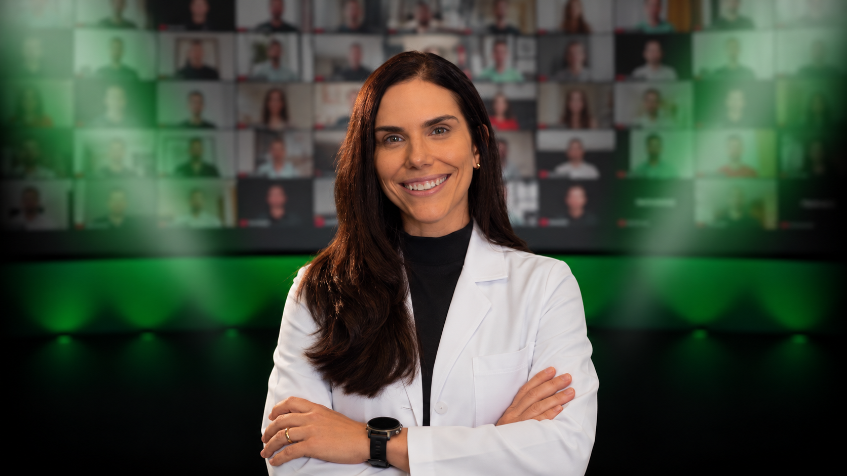 Dra. Clara Carvalho diante do painel de participantes do Summit